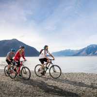 Cycling along the shore front of Lake Wakatipu | Southern Discoveries