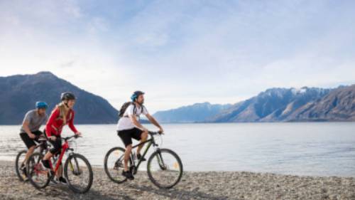 Cycling along the shore front of Lake Wakatipu | Southern Discoveries