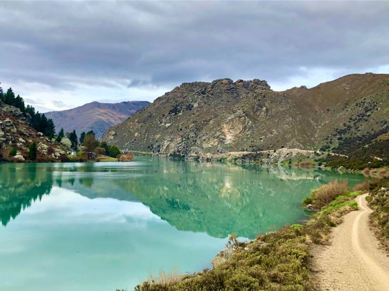 Stunning blue waters on the Lake Dunstan Trail |  <i>Lisa Jones</i>