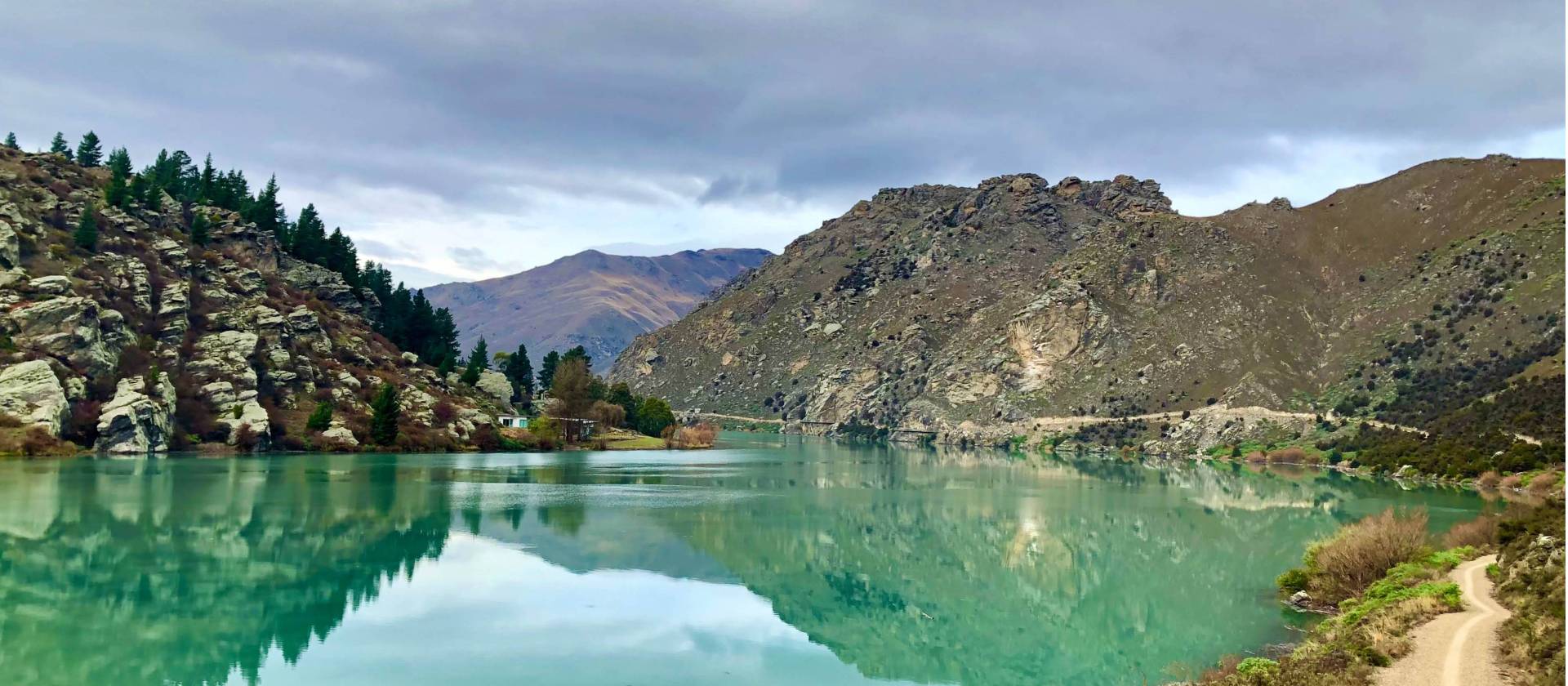 Stunning blue waters on the Lake Dunstan Trail | Lisa Jones