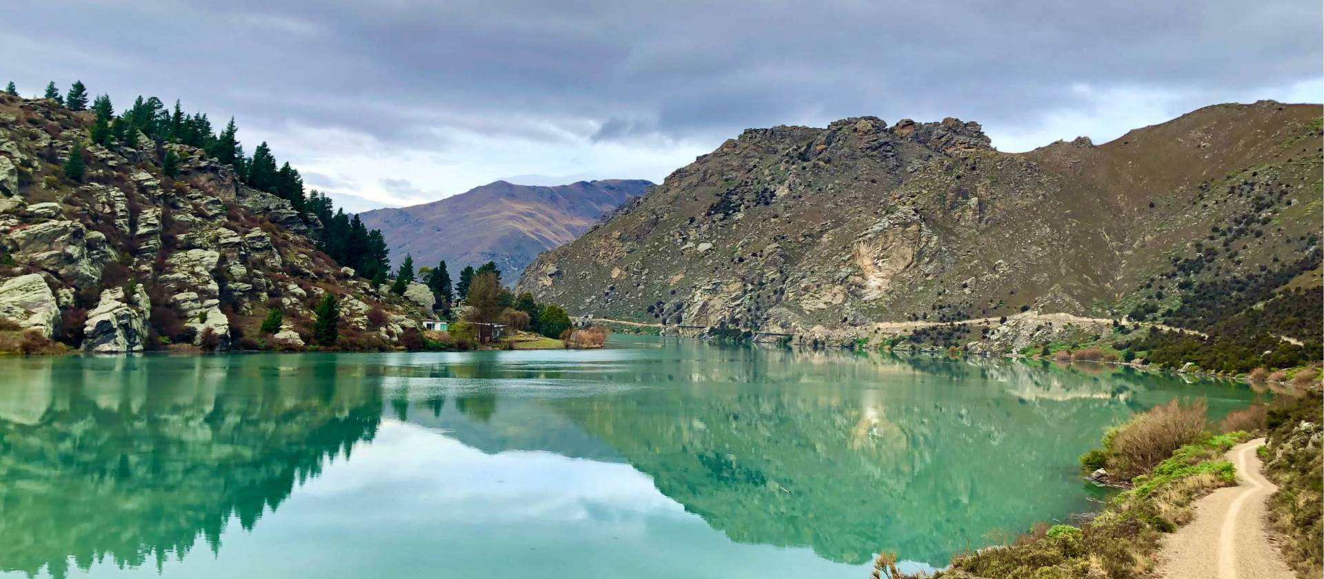 Stunning blue waters on the Lake Dunstan Trail | Lisa Jones