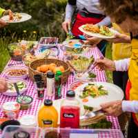 Picnic time on the trail | Lachlan Gardiner
