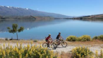Cycling alongside Lake Dunstan | James Jubb, Tourism Central Otago