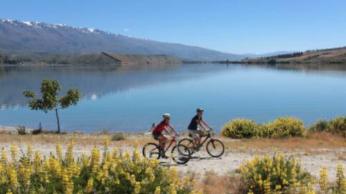 Cycling alongside Lake Dunstan | James Jubb, Tourism Central Otago