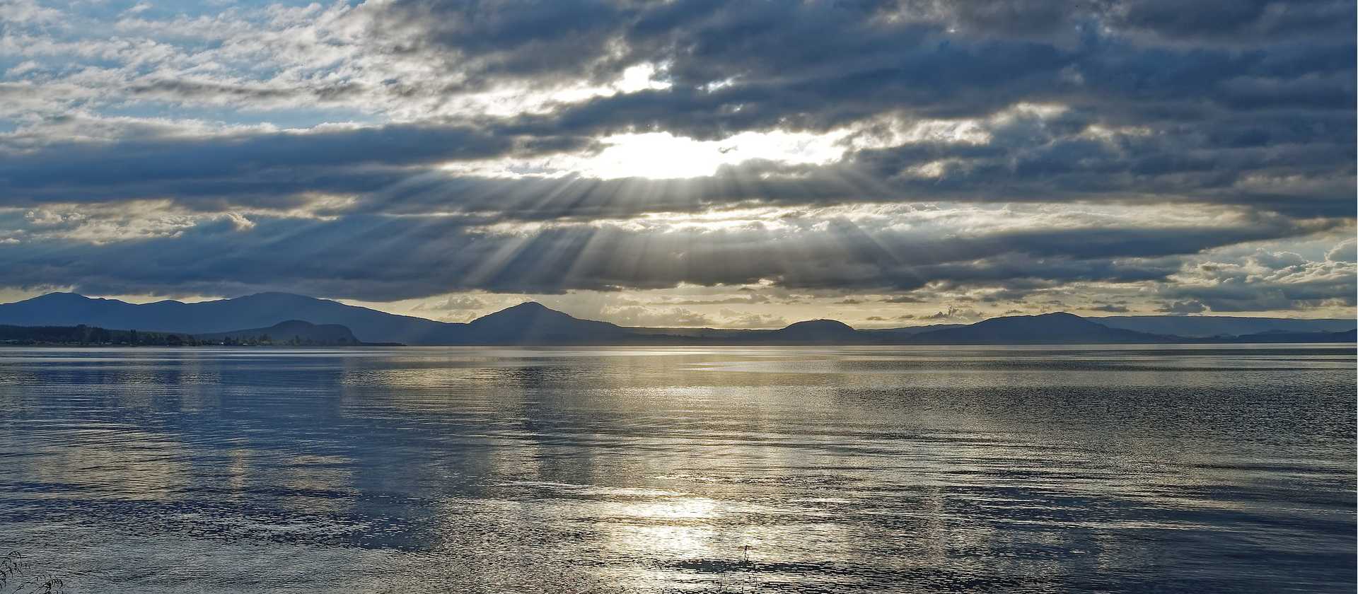 The vast expanse of Lake Taupo seen from the Great Lake Trail | Makalu