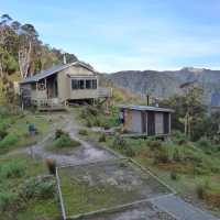 The Lyell Saddle Hut with sweeping views across the ranges | Janet Oldham
