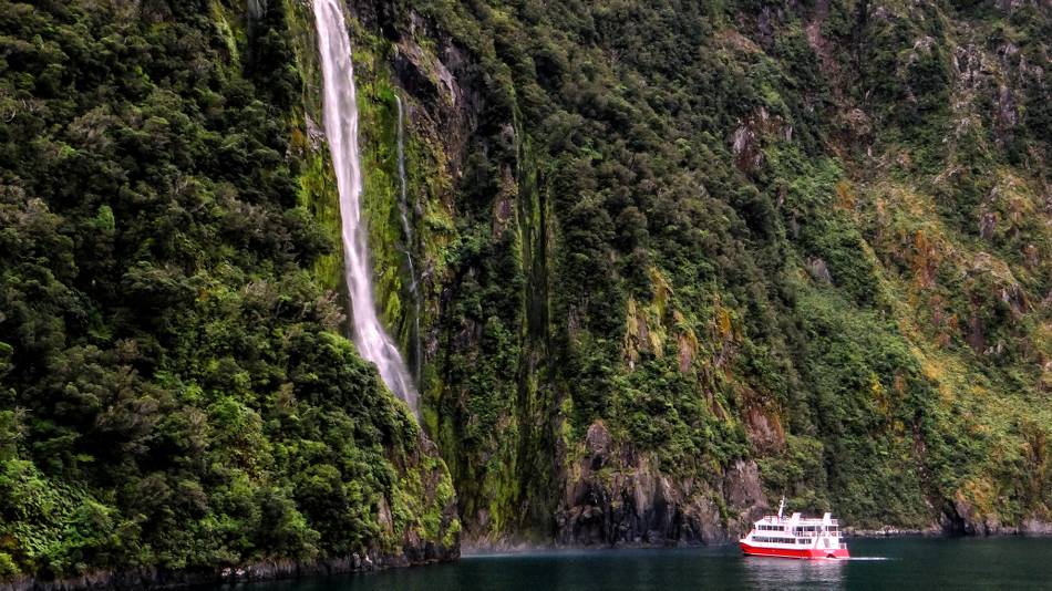 Boat under the Bowen Falls |  <i>Tim de Jong</i>