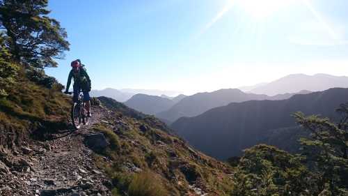 Sweeping singletrack along the tops | Alain Goerens