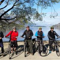 Cyclists in front of Lake Wakatipu on the Queenstown Trails