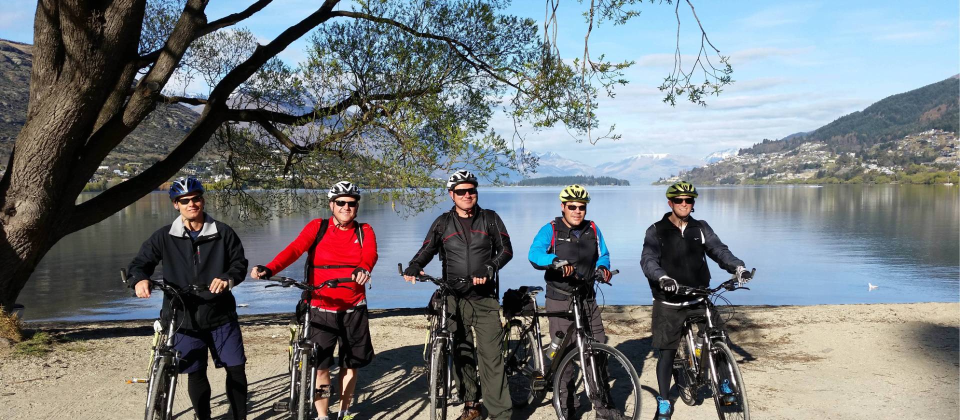 Cyclists in front of Lake Wakatipu on the Queenstown Trails