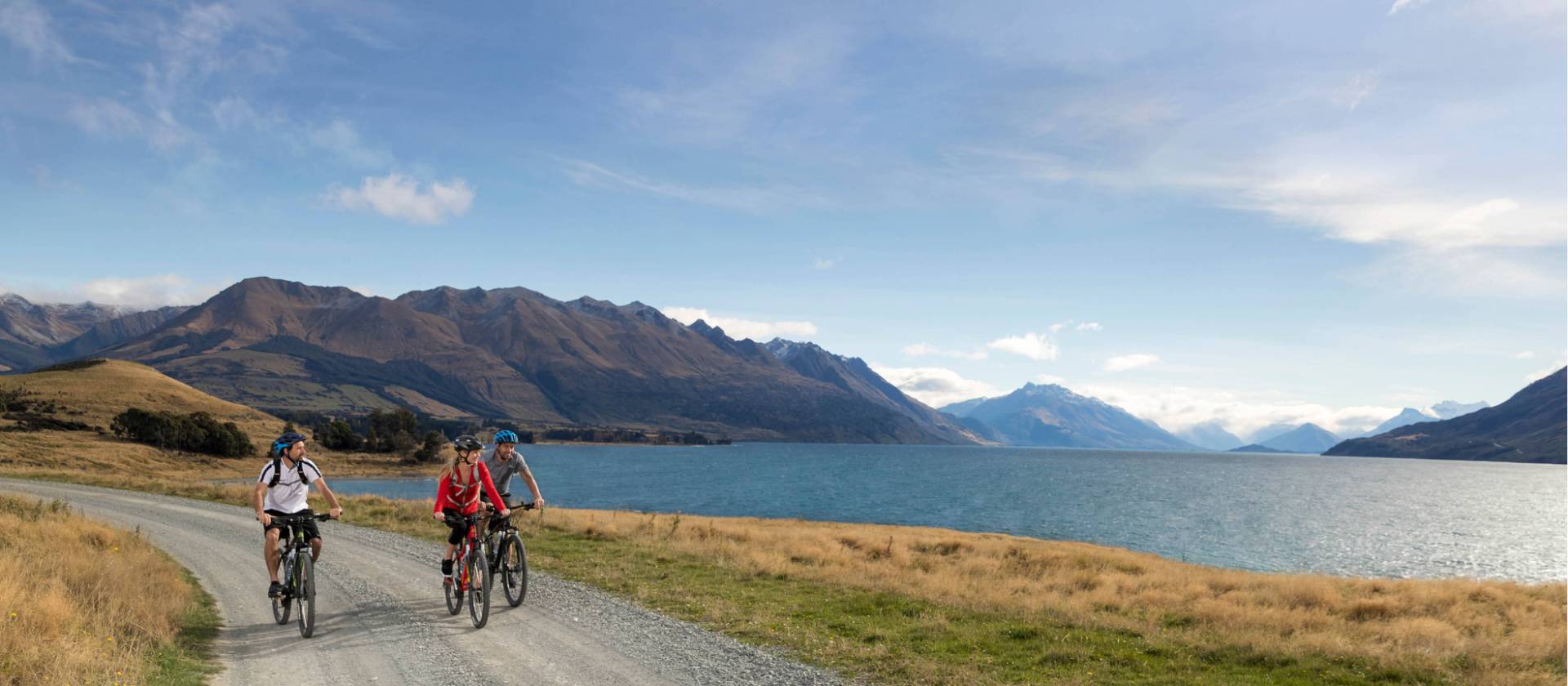 Cyclists on the Around the Mountains Cycle Trail | Southern Discoveries