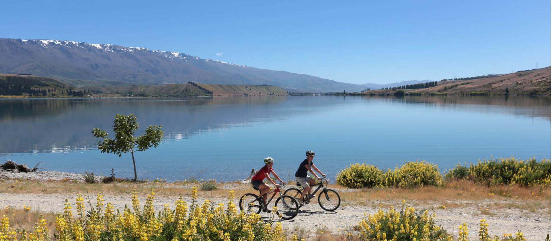 Cycling with a view on the shores of Lake Dunstan | James Jubb