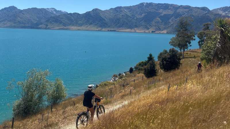 A quiet stretch of trail beside Lake Hawea, and suddenly you forget about the kilometres. | Sam Duckworth