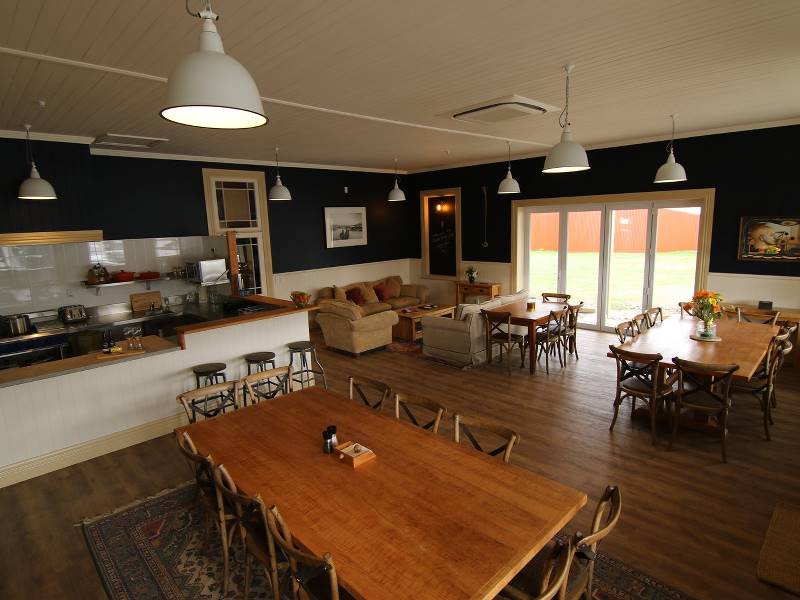 Waitaki Braids Lodge restaurant and lounge area